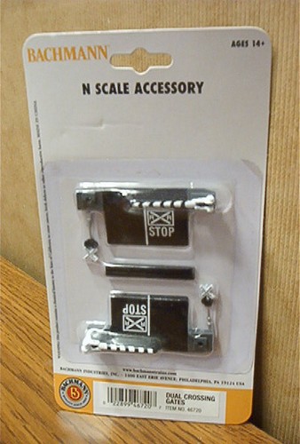 Accesorio escala N BACHMANN PUERTAS DE CRUCE DOBLES artículo #46720 - Imagen 1 de 2