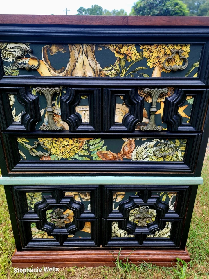 Antiguo aparador de madera de polilla gótica bruja jardín Halloween 1924 5 cajones Foto 2 de 4