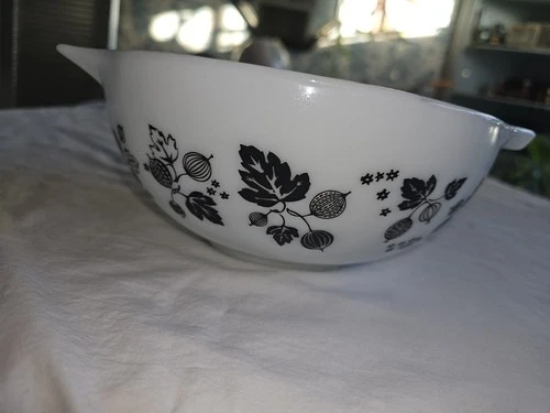 Pyrex 443 Black White Gooseberry 2.5 qt Quart Cinderella Mixing Bowl