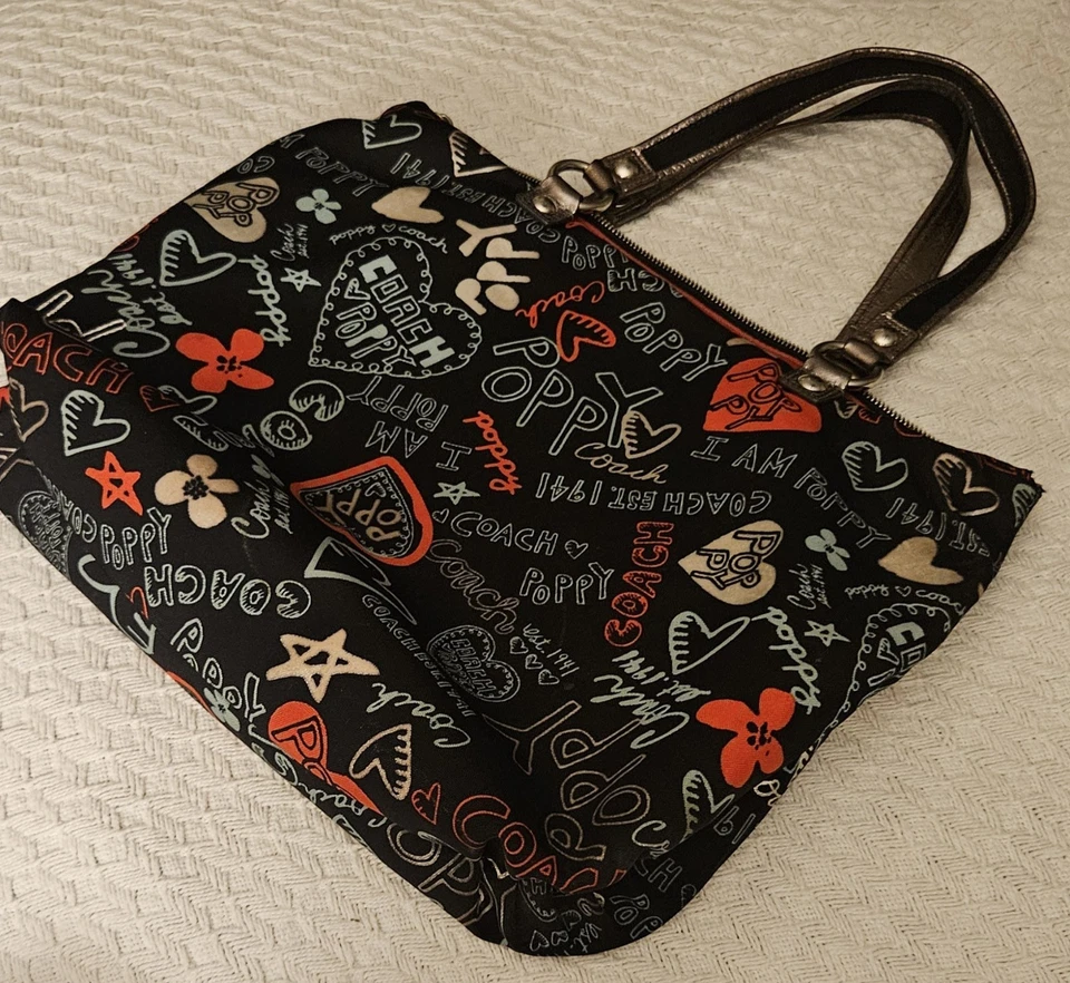 Bolso de Hombro Coach Poppy Graffiti Hearts Negro Rojo Plata Edición Limitada Foto 2 de 4