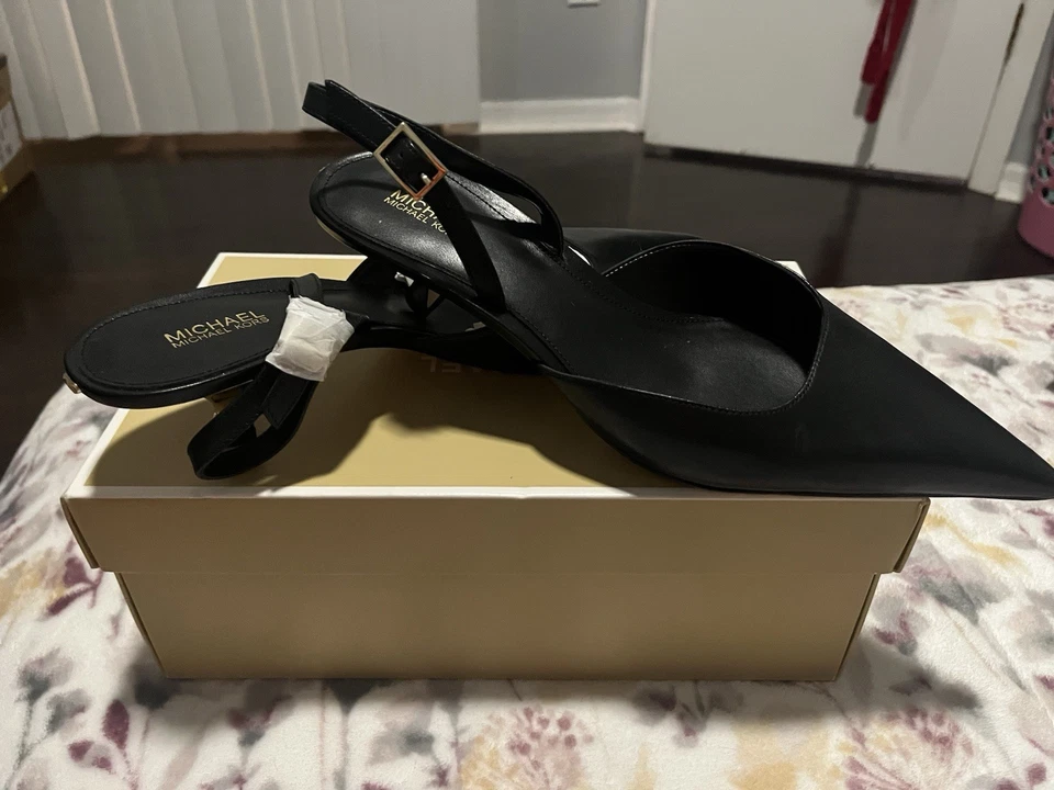 Bombas femininas Michael Kors Luna Slingback salto gatinho preto 9M  - Imagem 3 de 4