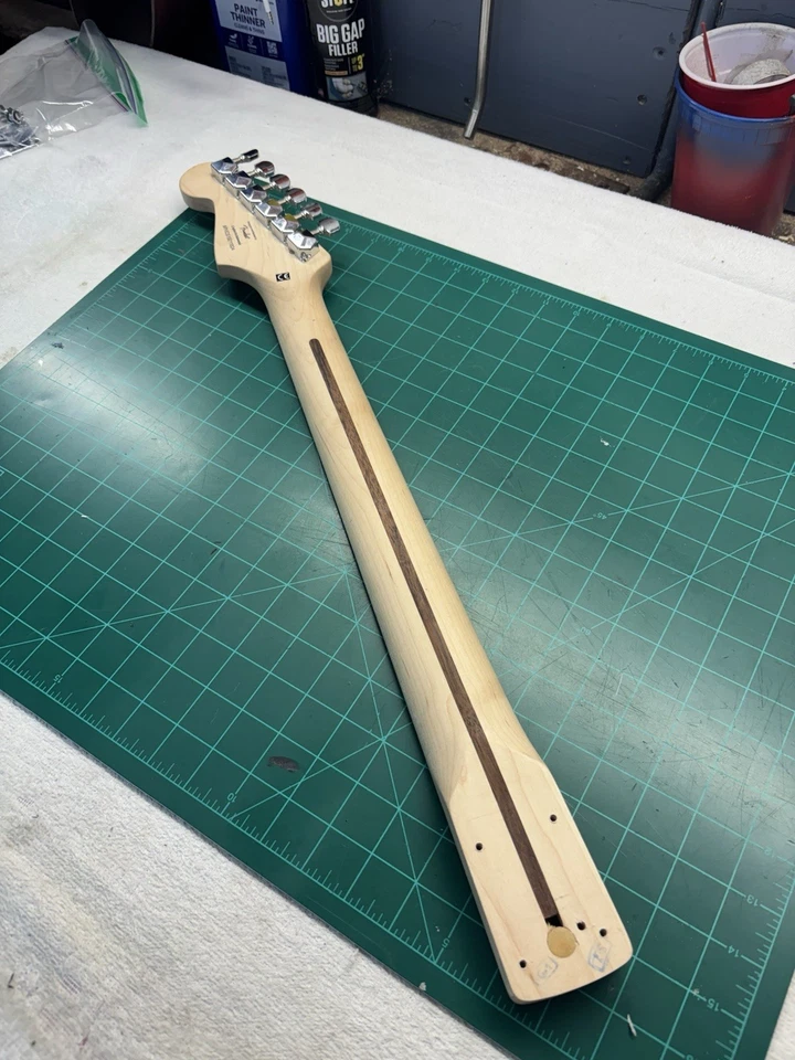 Гриф Squier Stratocaster - Клен загружен стандартными тюнерами и направляющими для струн - Изображение 4 из 4