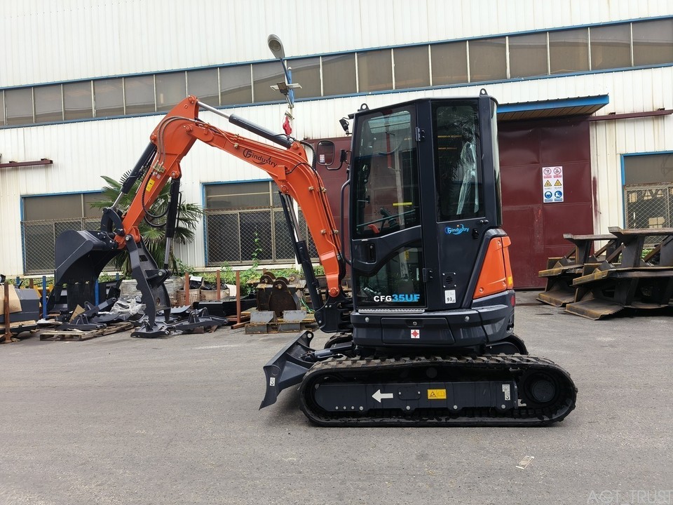 3 Ton Mini Excavator Kubota Diesel Engine W/ Hydraulic Pilot System ...