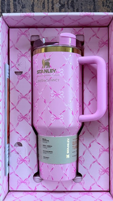 Stanley Quencher Tumbler LoveShackFancy 40 oz rosa Schleifen isoliert mit Griff