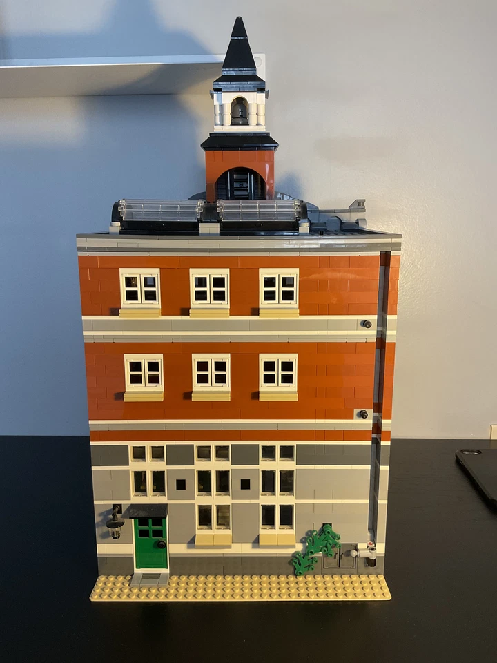 LEGO Modular Buildings 10224 Town Hall, photo 4 sur 5