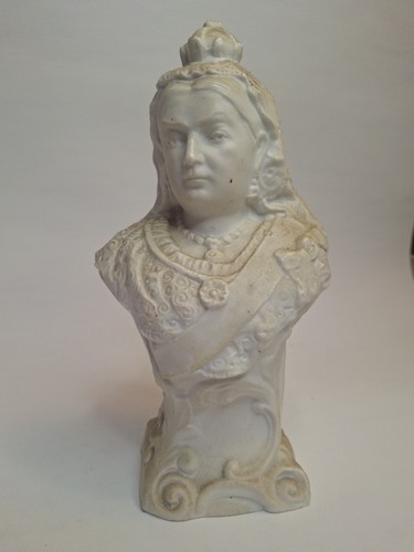 QUEEN VICTORIA  PORCELAIN BUST