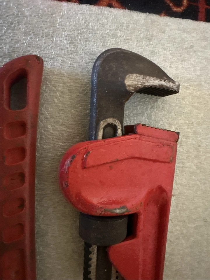 Two 18” Pipe Wrenches One Milwaukee And One Generic 48-22-7118 - Image 4 of 4