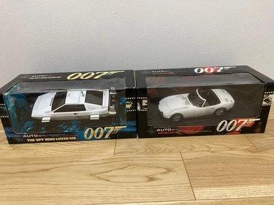 AUTOart 1/18 Lotus Esprit Submarine & Toyota 2000GT James Bond Diecast Set - Image 1 of 4