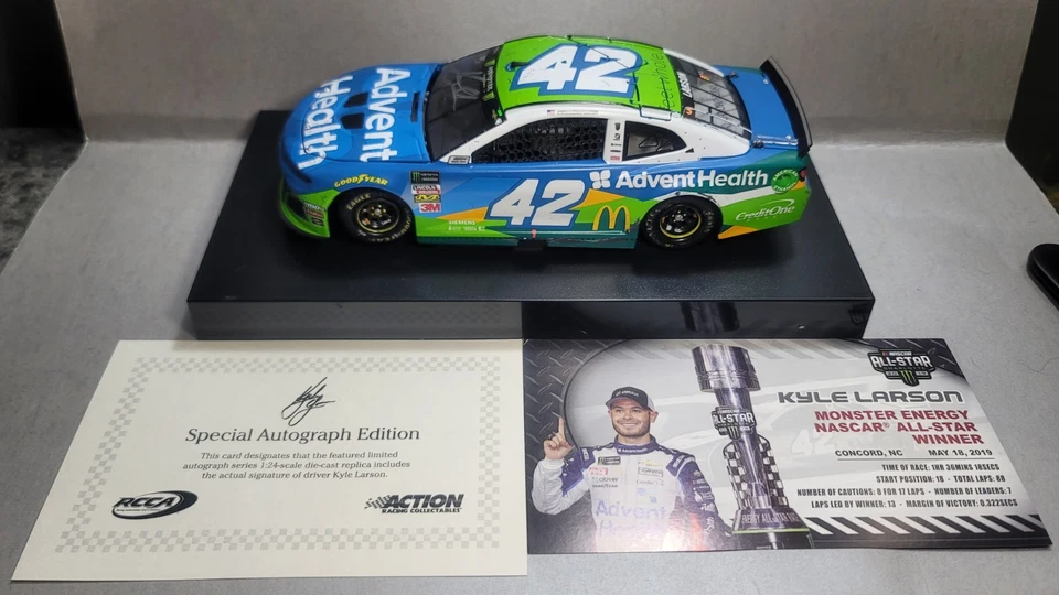 Coche diecast Kyle Larson 2019 All-Star Race ganar 41/60 autografiado Elite NASCAR Foto 2 de 4