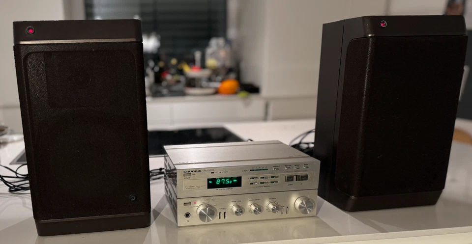 Grundig Hi-Fi Set – MXV 100 Vorverstärker, MT 200 Tuner und XM 400 Aktivboxen