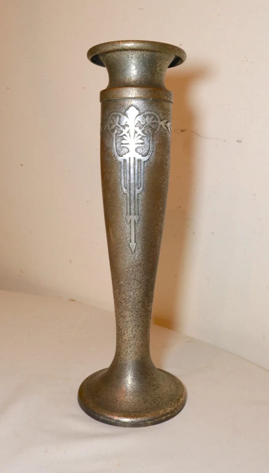 Jarrón alto ornamentado bronce con cresta de plata esterlina Art Deco antiguo de calidad Foto 4 de 4