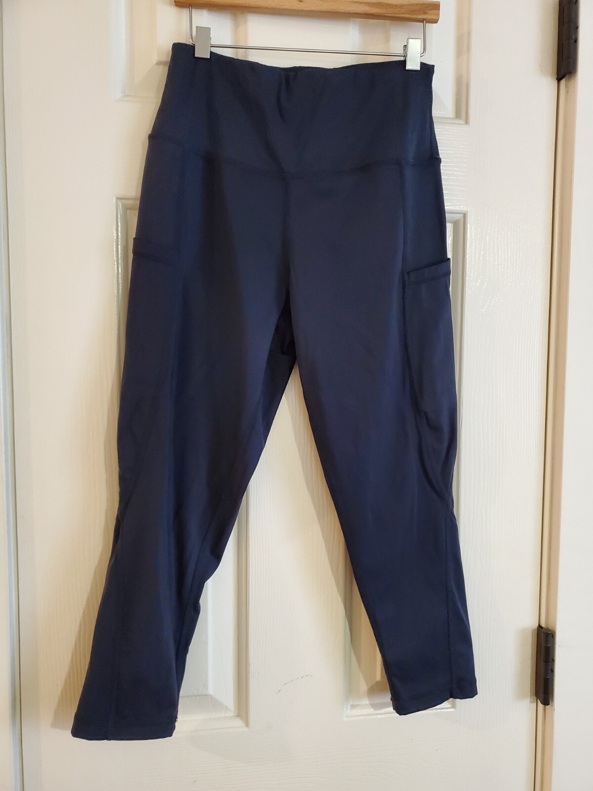 Ouges Women's Black Capri Leggings With Pockets - image 1