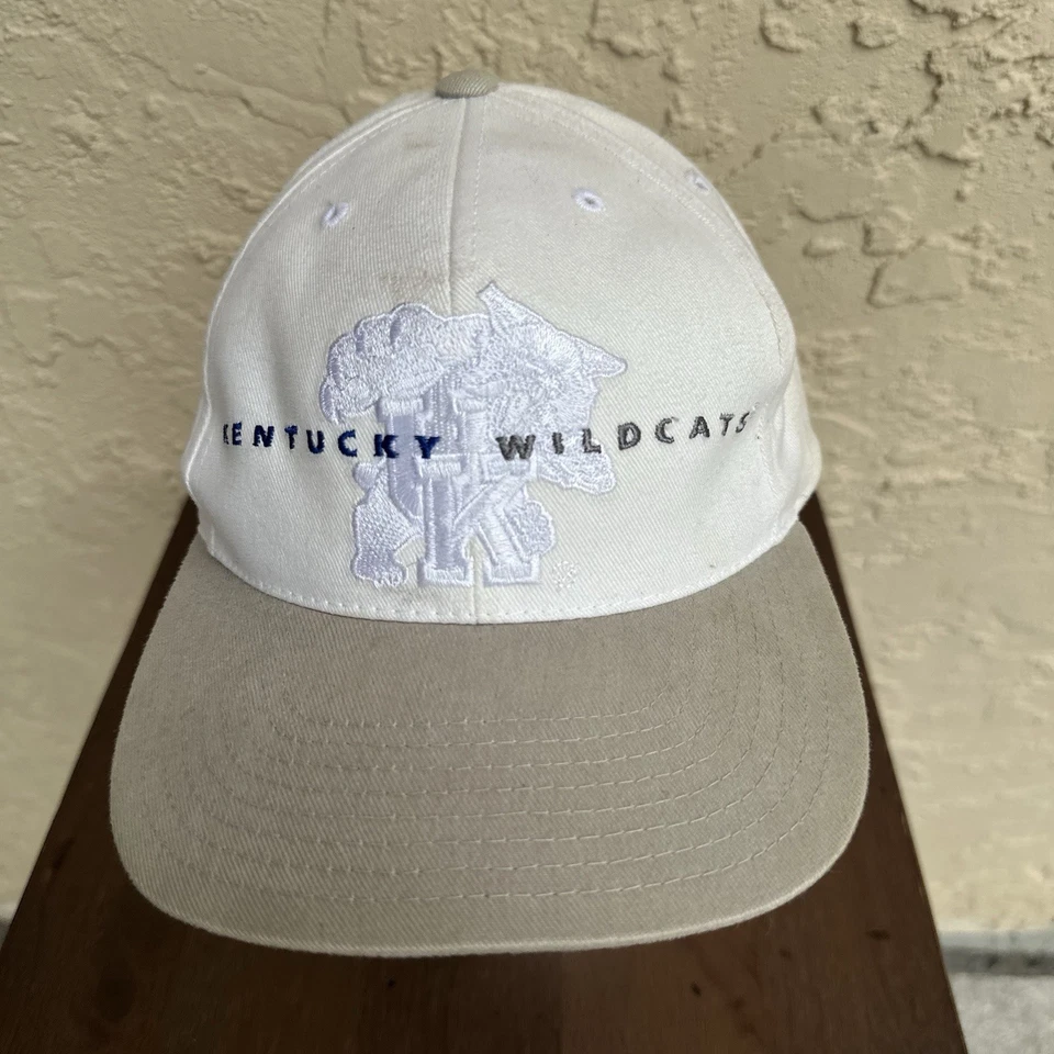 Boné masculino vintage Kentucky Wildcats alça traseira branco basquete American Need - Imagem 2 de 4