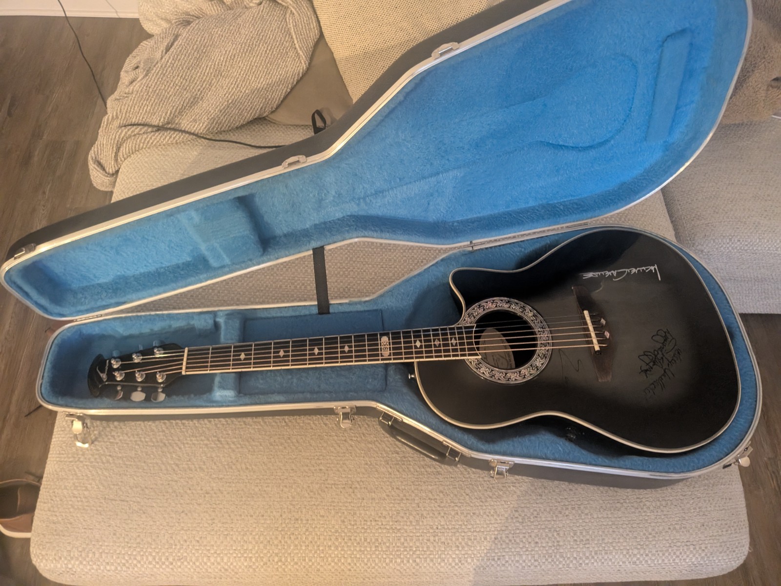 Ovations Guitars Collectors Series 1983-B Autographed By Lynyrd Skynyrd W / Case