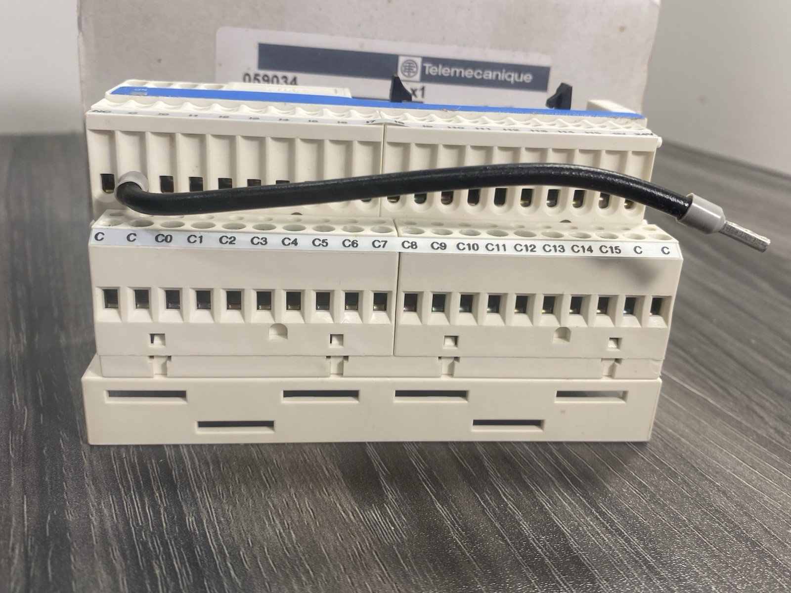 NOS Telemecanique ABE7 E16EPN20 TWIDO Extension 16-Input Sub-Base 20-Pin 24VDC