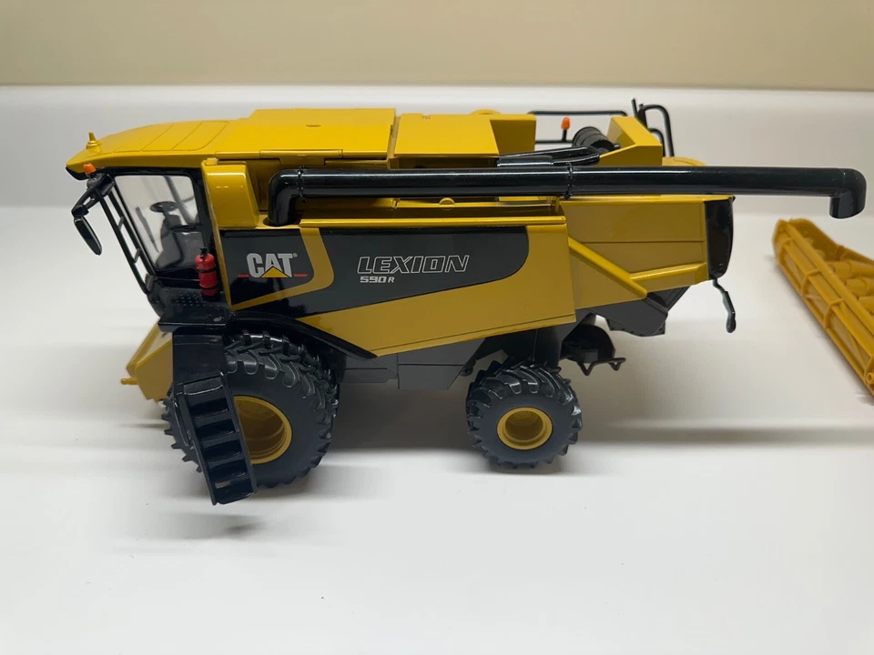 Cat Lexion 590R Combine Harvester with Corn Head and MaxFlex Grain Head 1/32 - Image 3 of 4