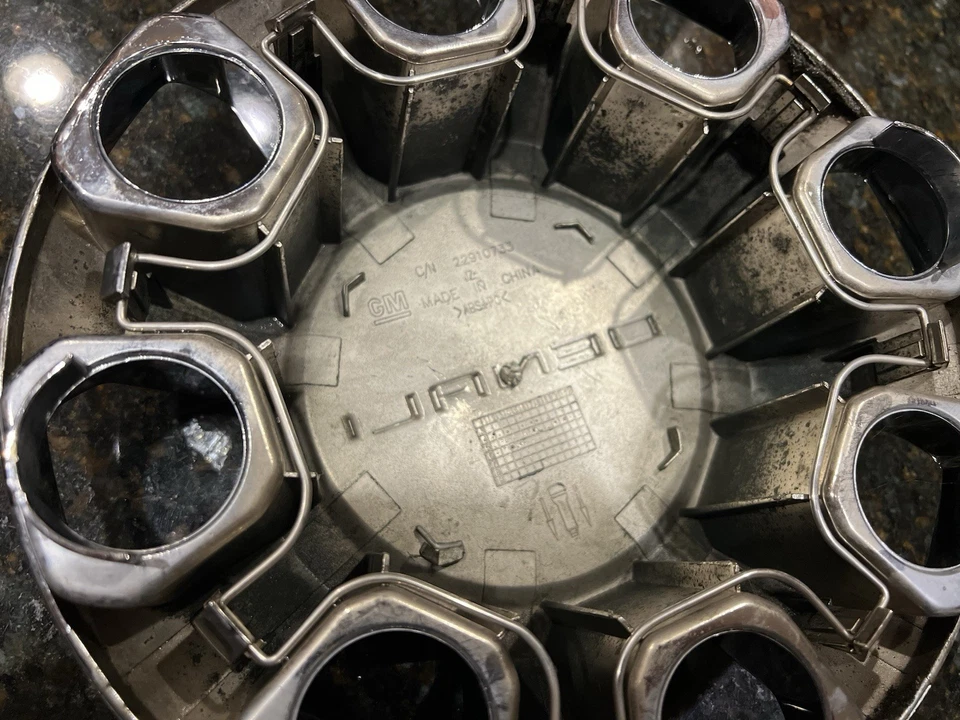 NICE! 2015-2019 GMC SIERRA DENALI 2500 3500 HD HUB CENTER WHEEL CAP CHROME - Image 2 of 2