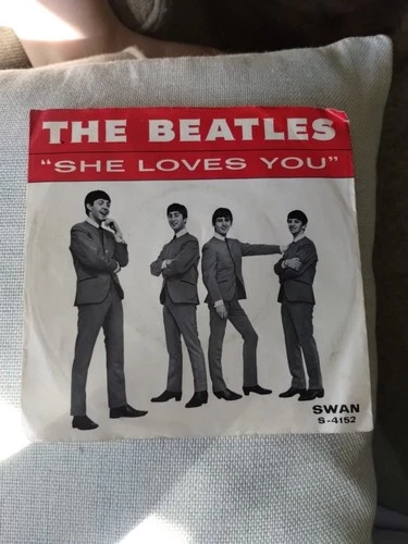Beatles, She Loves You 45 rpm with photo sleeve, Swan S-4152
