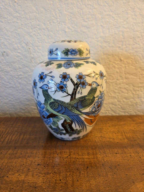 Japanese Hand Painted Porcelain GREEN LOVING BIRDS Ginger Jar & LID