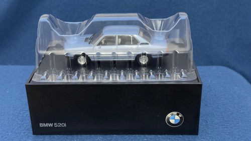 BMW 520i E12 - 1:43 - Minichamps - azul claro met. • Ref. 80 42 0390 515 - Imagen 5 de 8