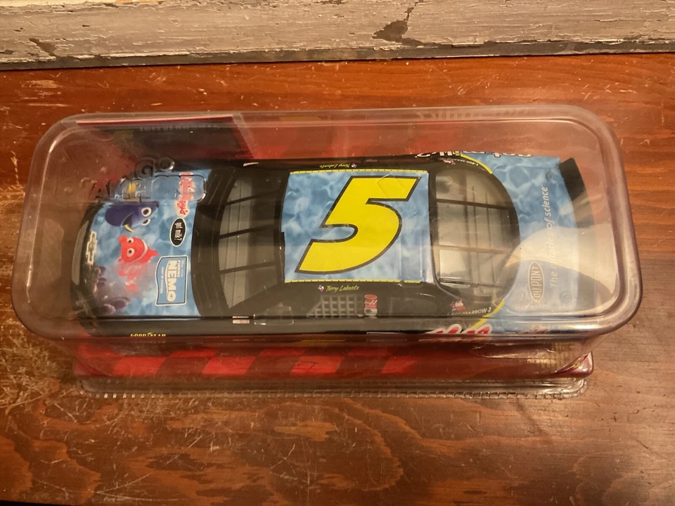 Terry Labonte #5 Kellogg’s Finding Nemo 2003 1/24 Diecast Collectors Series - Image 3 of 4