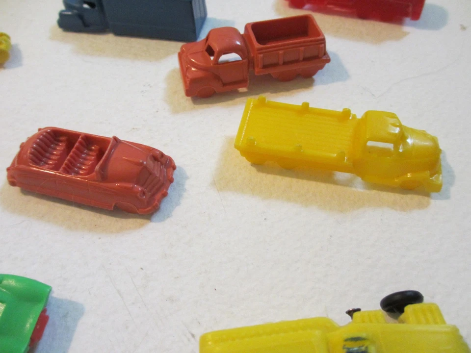 Small vehicles:  Lot of  Hard plastic 18 pieces + train, & 6 softer plastic 1950 - Image 4 of 4