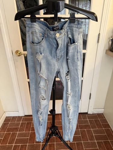 BOOHOO-MAN LIGHT BLUE DISTRESSED JEANS SIZE 32x29