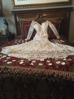 Elegant Ivory Lace Wedding Dress with Long Sleeves and Train