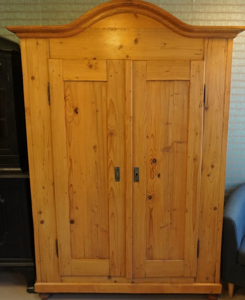 Antik-rustikaler Kleiderschrank aus Kiefernholz, zweitürig