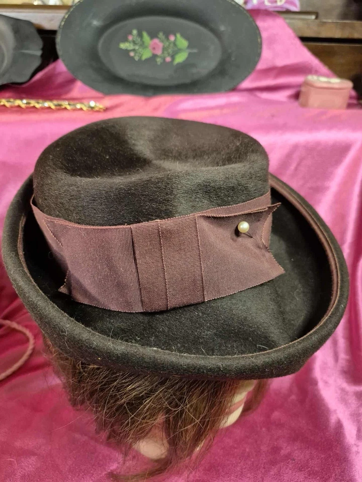 Sombreros Vintage - Bowler de Lana Marrón Melange, Sombrero Amarillo Floral 1/2, Pastillero Dorado Foto 3 de 4