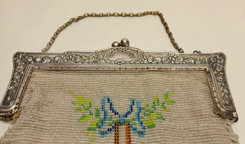 Cartera antigua de plata con micro cuentas de vidrio y repujado Foto 2 de 4