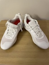 Picos de softbol blancos Under Armor Girl 5,5
