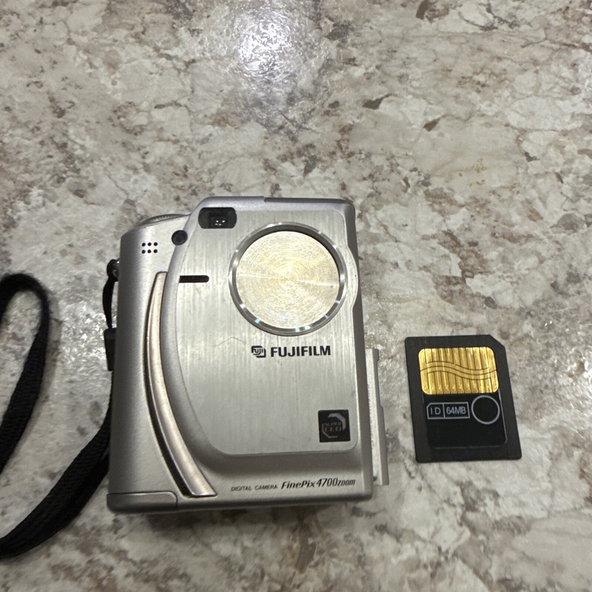 Fujifilm FinePix 4700 Zoom Digital Camera W 64MB Memory Card Read