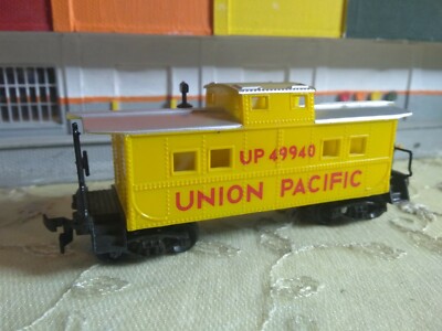 V7 HO Scale Train Car YELLOW CABOOSE UP UNION PACIFIC 49940 HORN HOOK COUPLER