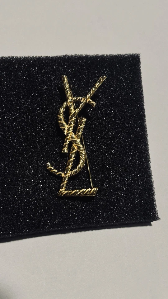 Broche Saint Laurent YSL Dorado - Nuevo en Caja Foto 3 de 4