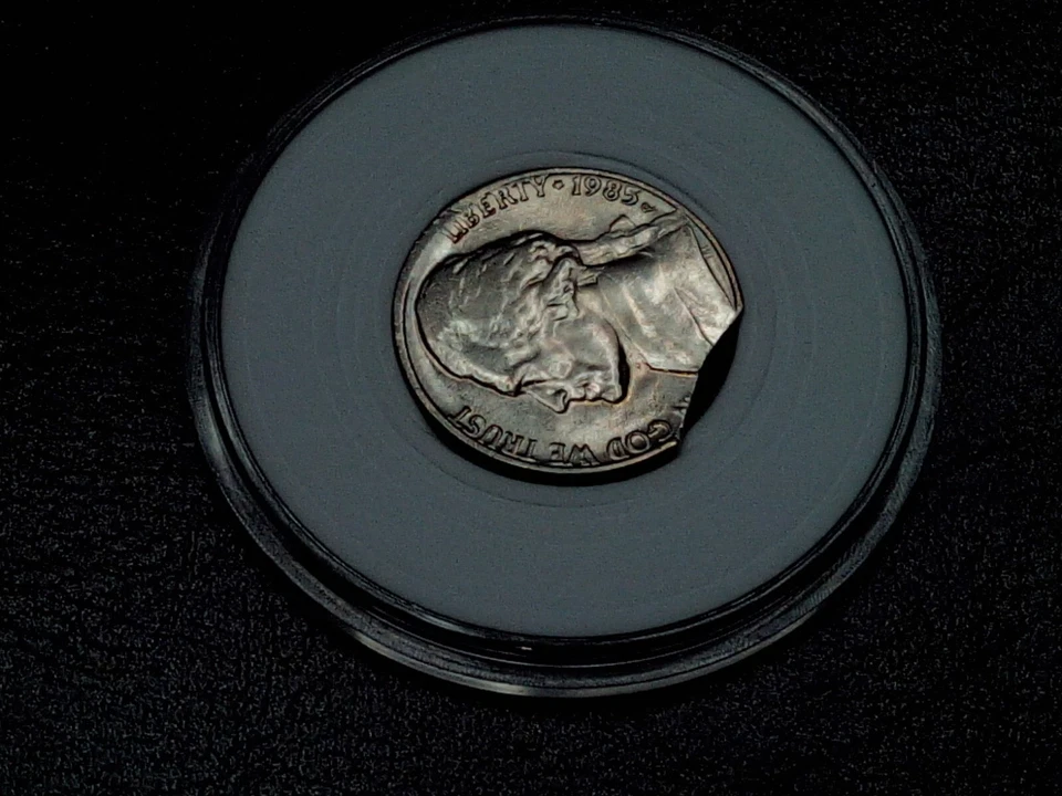Mint Error Coin 1985 p Jefferson Nickel 5FS Clipped Planchet Uncirculated - Image 2 of 4