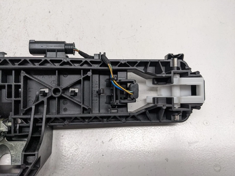 Левая ручка внешней боковой двери Mercedes GLS450 2017–2019 A2047602534 - Изображение 3 из 4