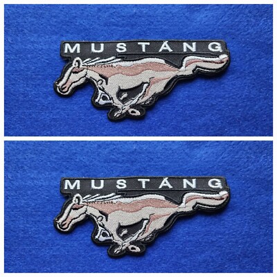 Ein Paar Motorsport Aufnäher / Bügelbild Abzeichen Ford Mustang (a)