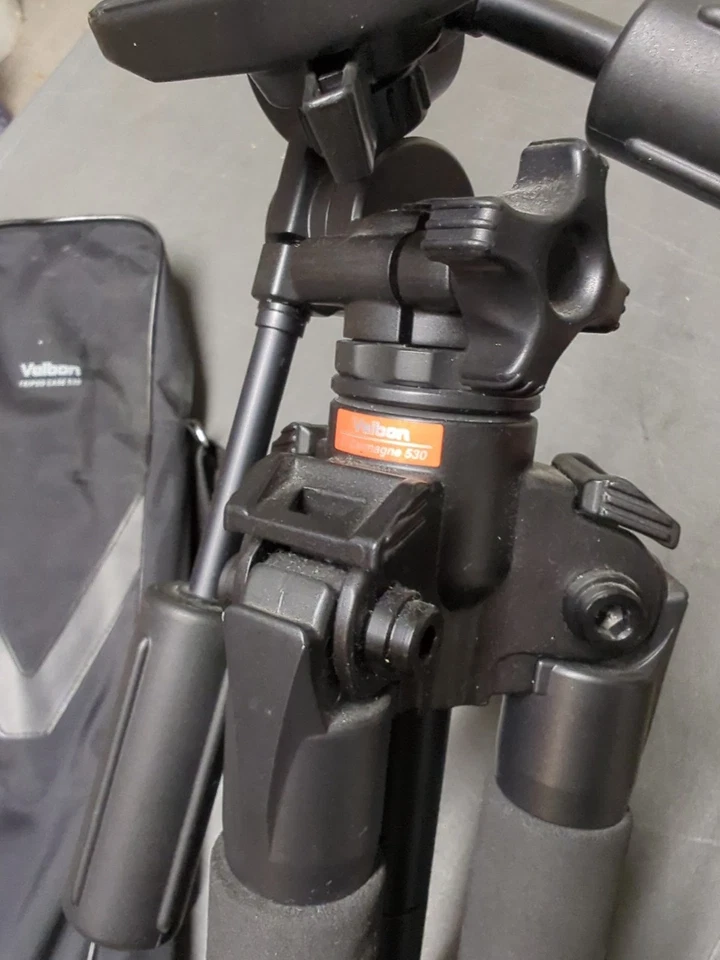 Velbon EL Carmagne 530 Carbon Fiber Tripod with PH-250B 3-Way Panhead W/ Case - Image 3 of 4