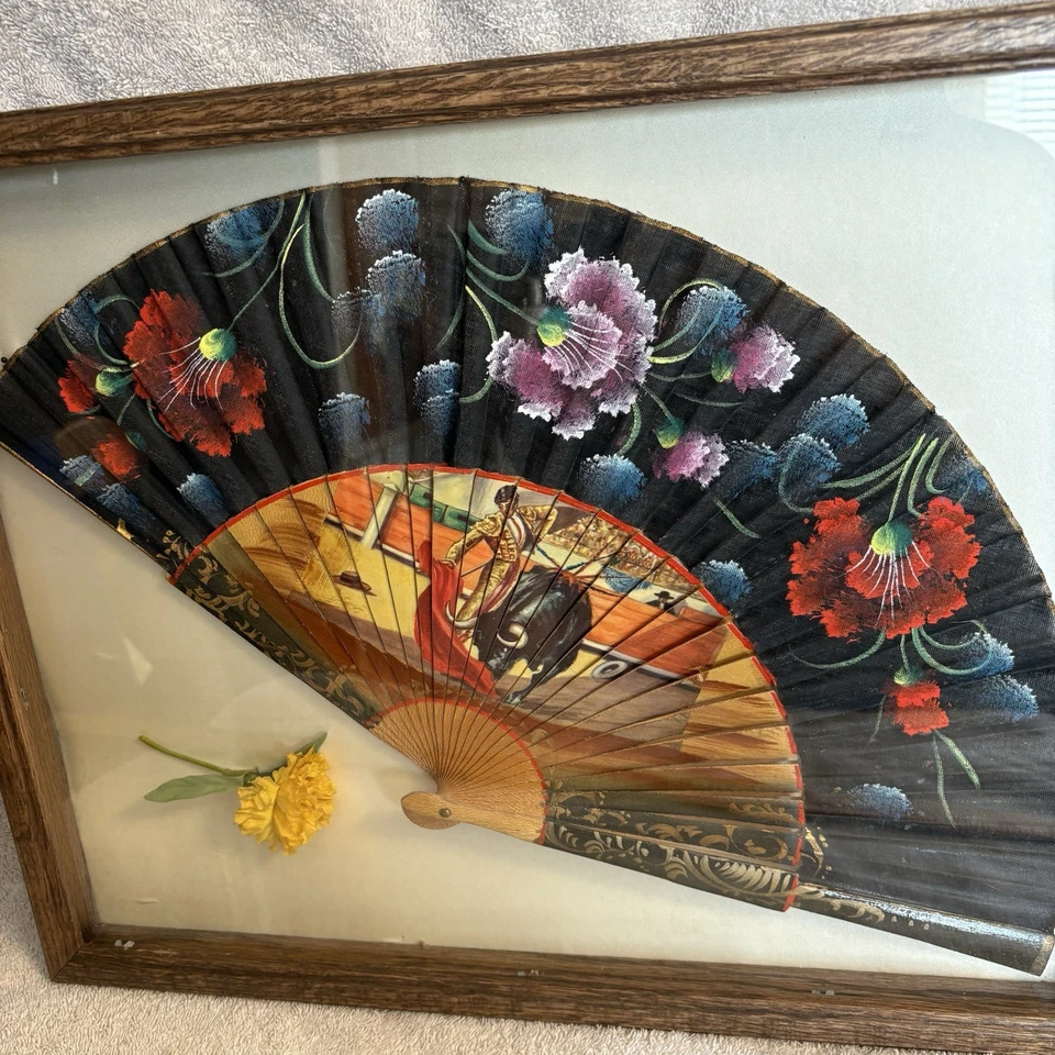 Abanico de Mano Enmarcado Caja Sombra Española De Colección Madera Pintado a Mano Toro Matador Flores Foto 2 de 4