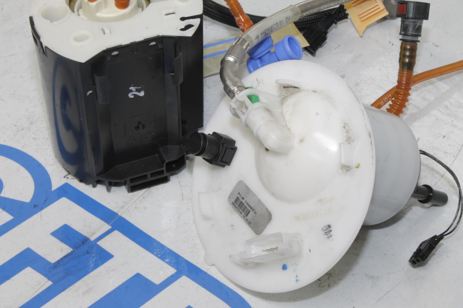 12-14 MCLAREN MP4-12C 12C OEM FUEL PUMP W/ HANGER  11M1226CP SENDING UNIT STOCK