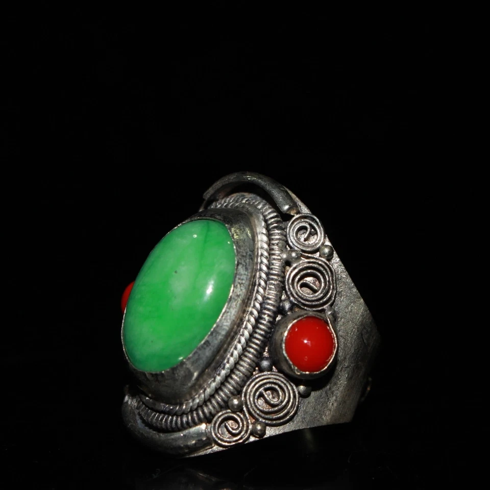 Anillo ornamento de piedras preciosas esmeralda con incrustaciones de plata tibetana Foto 3 de 4