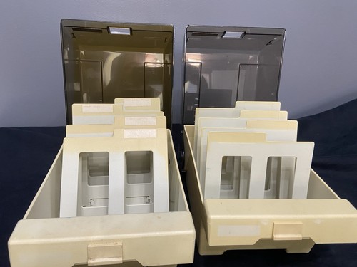 2 Vintage DiskBank 5.25” Floppy Disc Box Case Holders w/ Dividers & Discs - Afbeelding 6 van 11