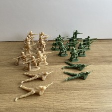 Greenbrier International Army Men Toy Lot Of 25 Green / Tan Soldiers Figures