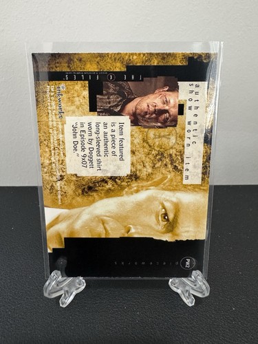 Robert Patrick as John Doggett The X-Files Season 9 Pieceworks Costume Card PW2 - Picture 2 of 2