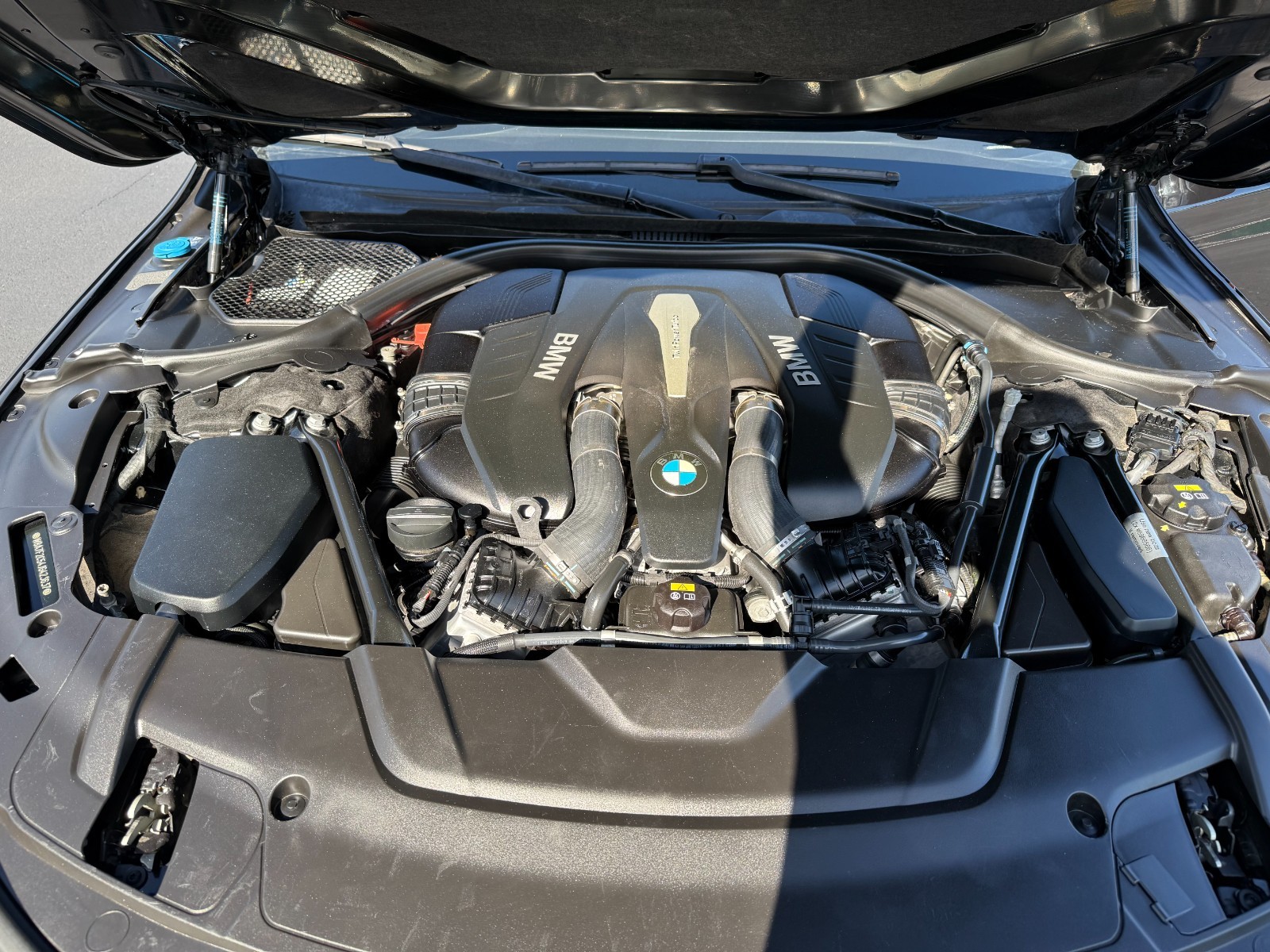 BMW 750LI XDRIVE - Image 16