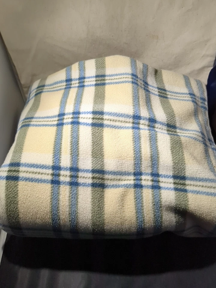 Manta polar REI con estampado a cuadros azul y beige.Talla 48 x72 Foto 2 de 2