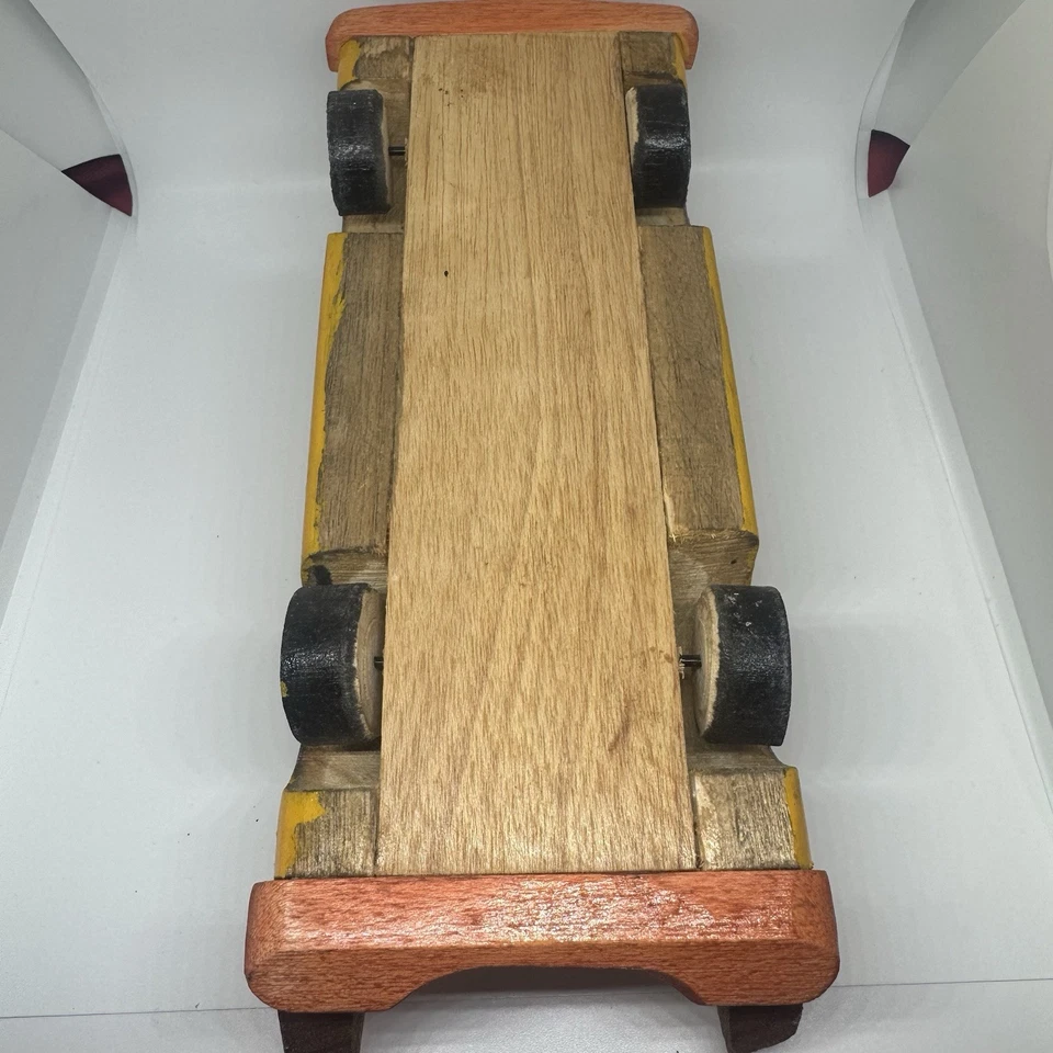 Pequeña estatuilla de coche retro tallada a mano escultura adorno Chevy 1957 cubano Foto 3 de 4