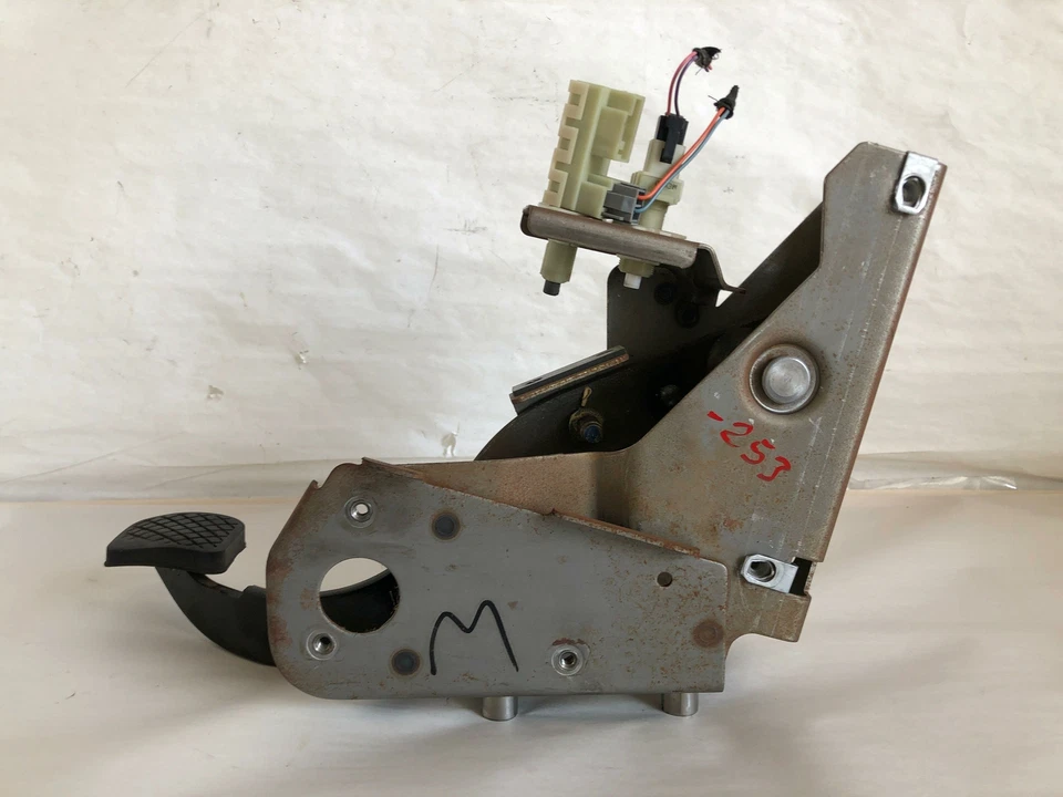 Saturn Vue 2006 2007 pedal de freno de piso con soporte de montaje OEM Foto 2 de 4