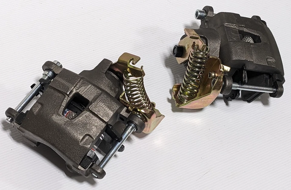 Par de pinzas métricas de freno E disco trasero GM Chevy Chevelle Camaro Nova cargadas Foto 2 de 4